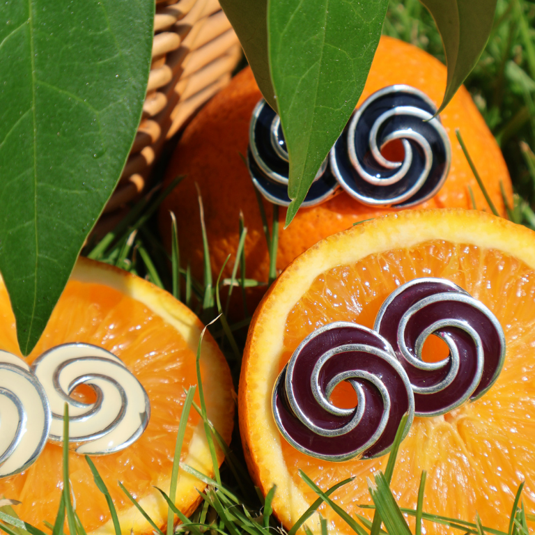 Pendientes TERESA con circunferencias entrelazadas, bañados en plata, joyería Made in Spain.