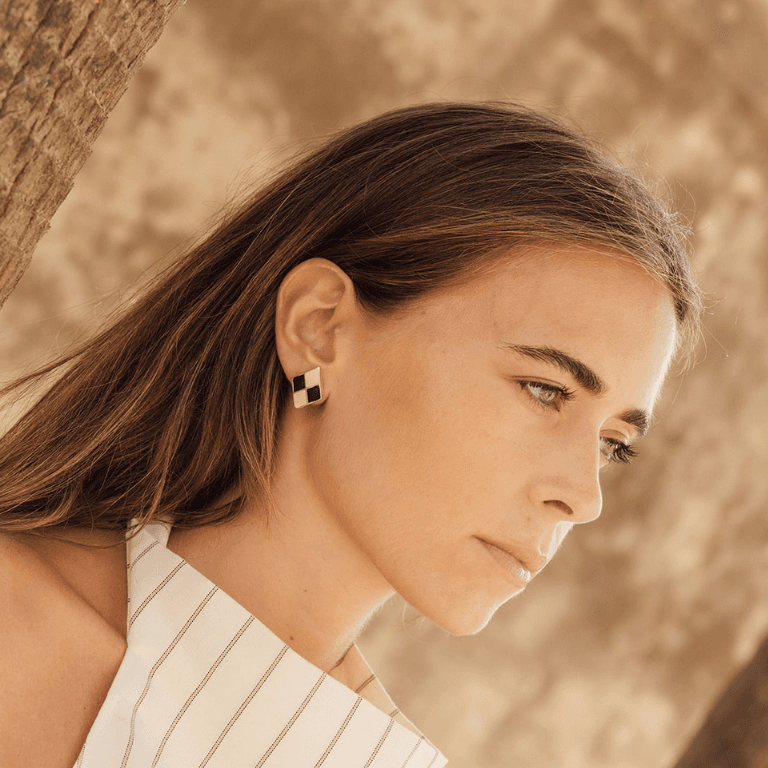 Pendientes Carmen con rombos concéntricos, joya artesanal española que combina metal chapado y esmalte en un diseño contemporáneo.