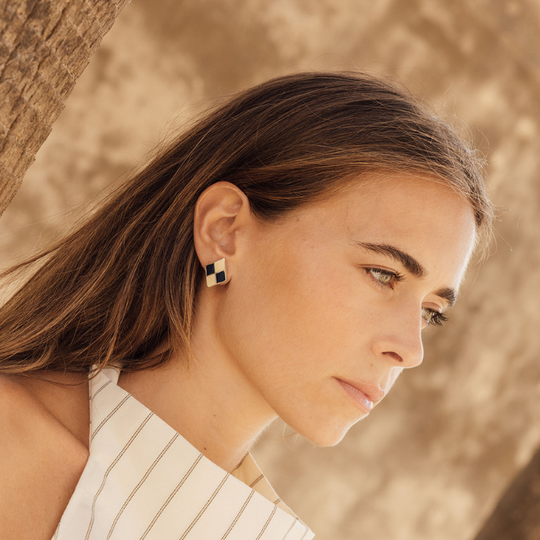 Pendientes Carmen con rombos concéntricos, joya artesanal española que combina metal chapado y esmalte en un diseño contemporáneo.