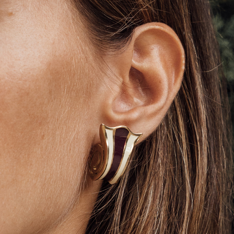 Pendientes MANUELA flor de lis granate, bañados en oro, diseño exclusivo Made in Spain.