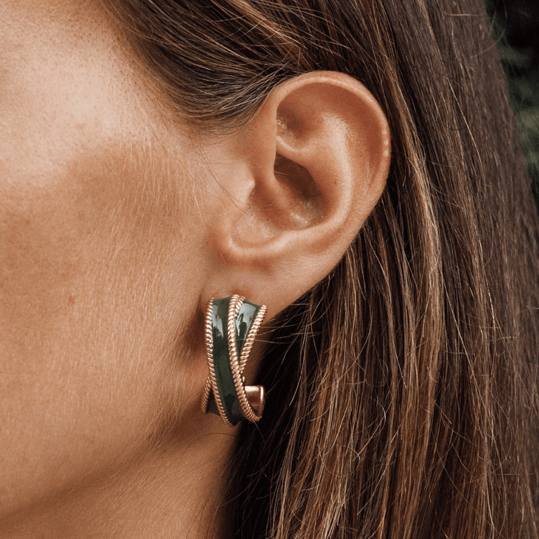 Pendientes LOLA verde en baño de oro, diseño en esmalte brillante y textura de cuerda trenzada. Made in Spain.