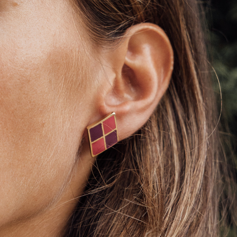 Pendientes Carmen con rombos concéntricos, joya artesanal española que combina metal chapado y esmalte en un diseño contemporáneo.