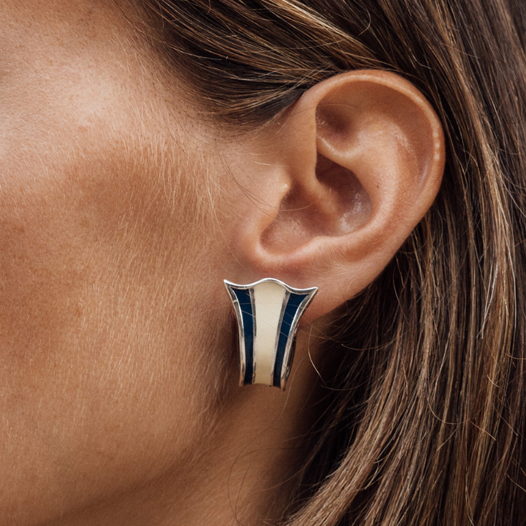 Pendientes MANUELA flor de lis azul marino, bañados en plata, diseño exclusivo Made in Spain.