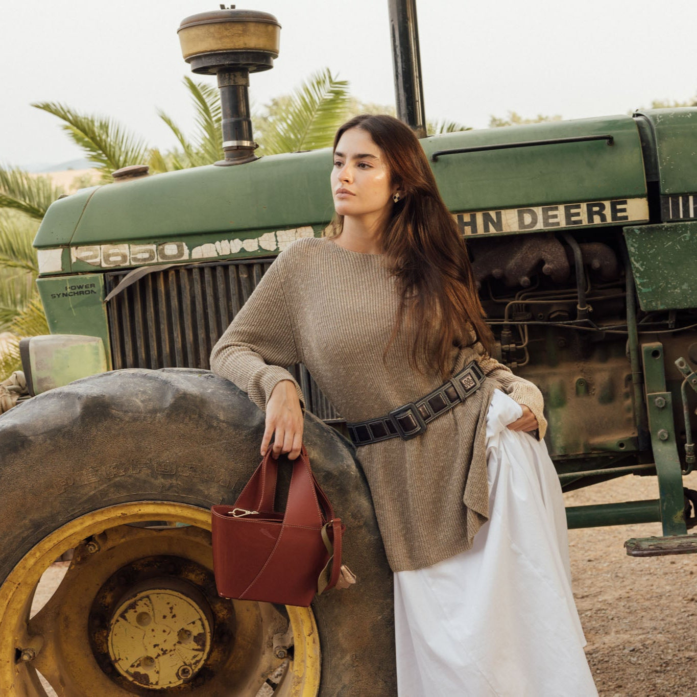 Cinturón 100% piel, hecho a mano en España con acabado artesanal. Diseño elegante, resistente y versátil para looks formales o casuales.