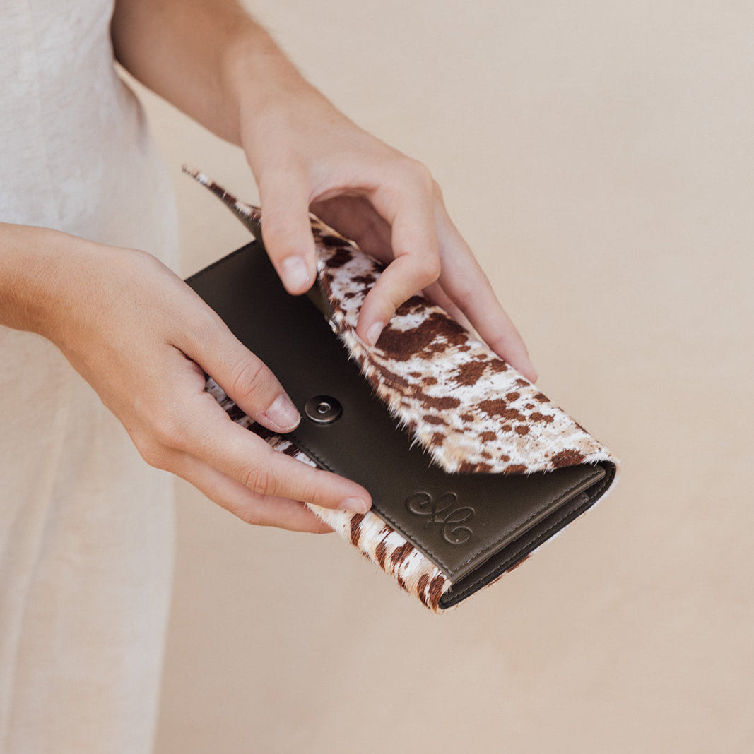Cartera artesanal de piel, fabricada en España. Diseño sofisticado, práctico y seguro, ideal para el día a día o ocasiones especiales.