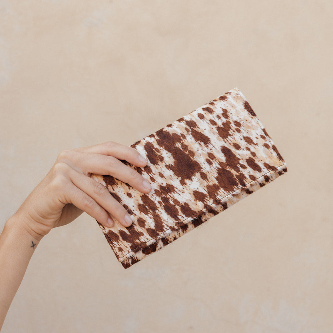 Cartera artesanal de piel, fabricada en España. Diseño sofisticado, práctico y seguro, ideal para el día a día o ocasiones especiales.