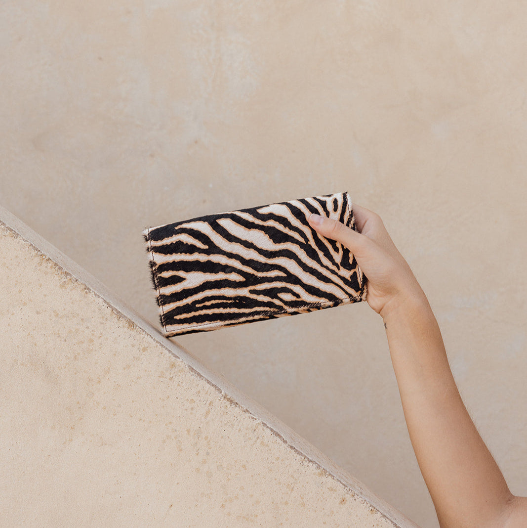 Cartera artesanal de piel, fabricada en España. Elegante y funcional, con espacio para tarjetas, billetes y monedas, más cierre automático seguro.