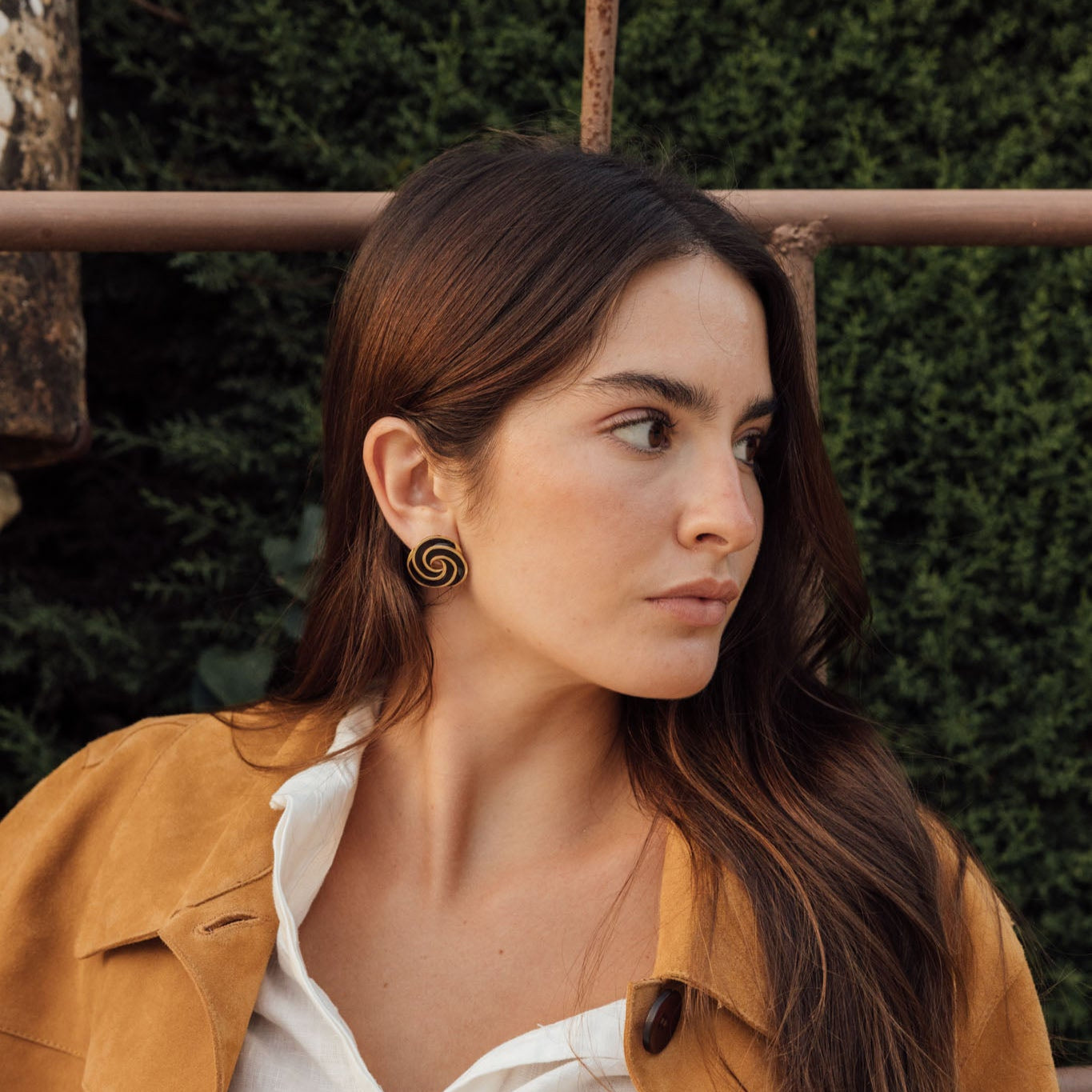 Pendientes Teresa de dos circunferencias entrelazadas, joya artesanal hecha en España con diseño artístico y esmaltado exclusivo.