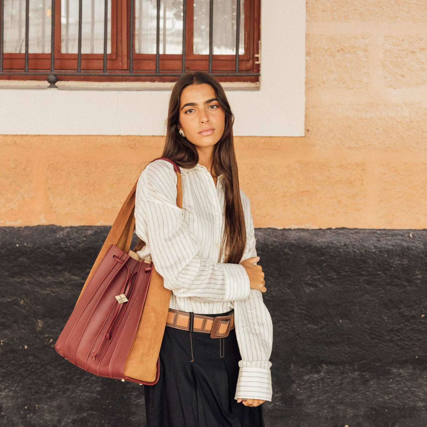Bolso Tablao Goya Bourgogne de piel de vacuno artesanal hecho en España, diseño tipo saco con cordón ajustable y asa ancha – Maese Place