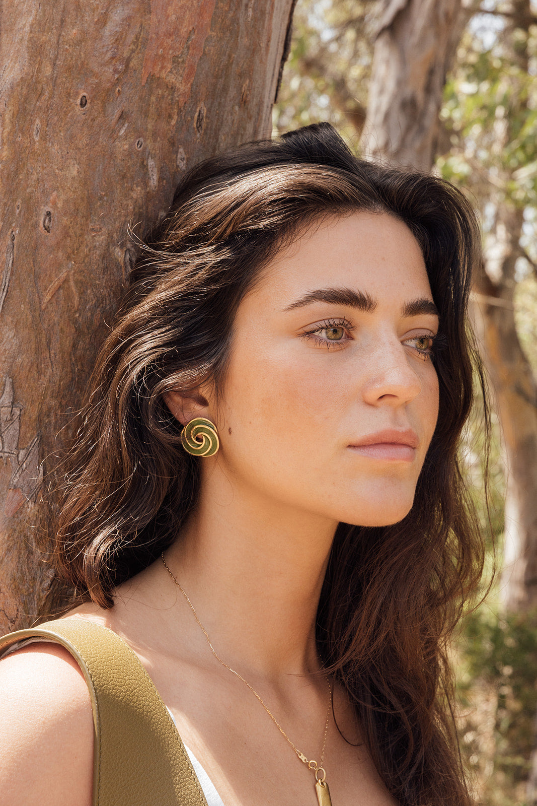 Pendientes Teresa de dos circunferencias entrelazadas, joya artesanal hecha en España con diseño artístico y esmaltado exclusivo.