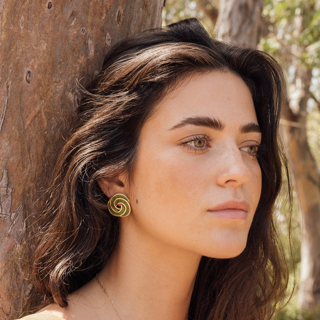 Pendientes Teresa de dos circunferencias entrelazadas, joya artesanal hecha en España con diseño artístico y esmaltado exclusivo.