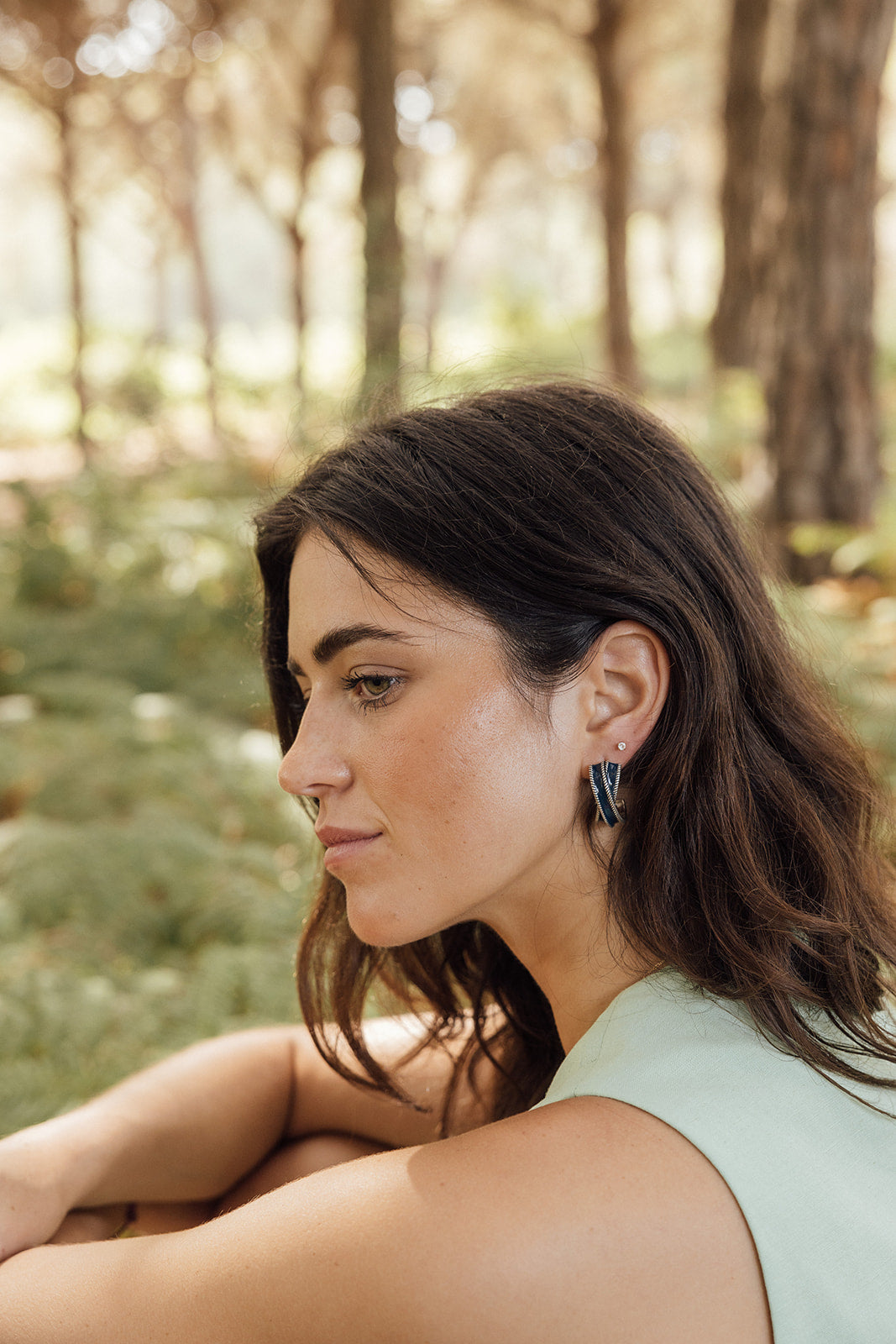 Pendientes Lola con volumen y personalidad, joya artesanal española en esmalte brillante y textura de cuerda trenzada.