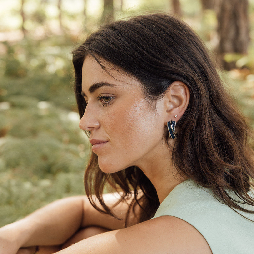 Pendientes LOLA azul marino en baño de plata, diseño en esmalte brillante y textura de cuerda trenzada. Made in Spain.