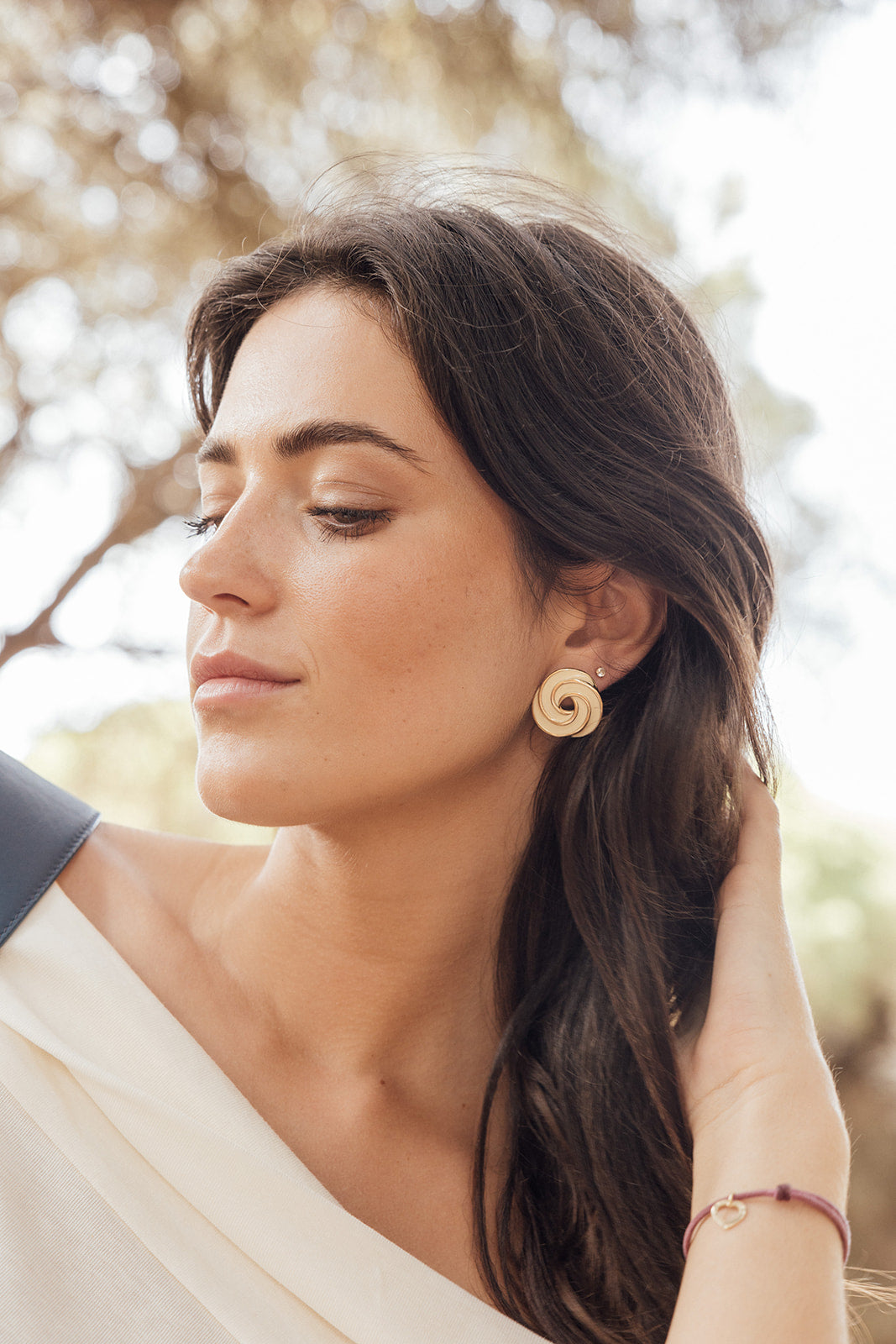 Pendientes Teresa de dos circunferencias entrelazadas, joya artesanal hecha en España con diseño artístico y esmaltado exclusivo.