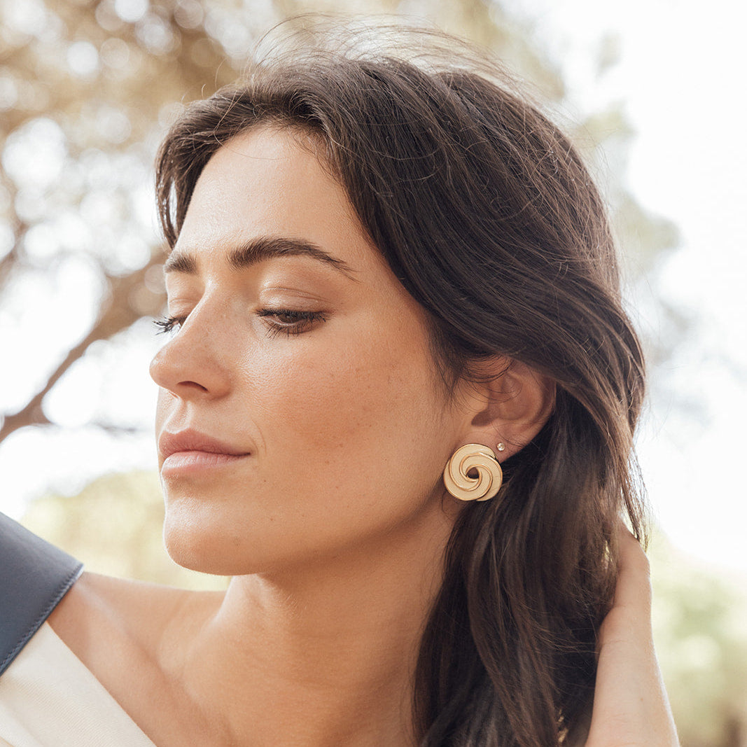 Pendientes Teresa de dos circunferencias entrelazadas, joya artesanal hecha en España con diseño artístico y esmaltado exclusivo.