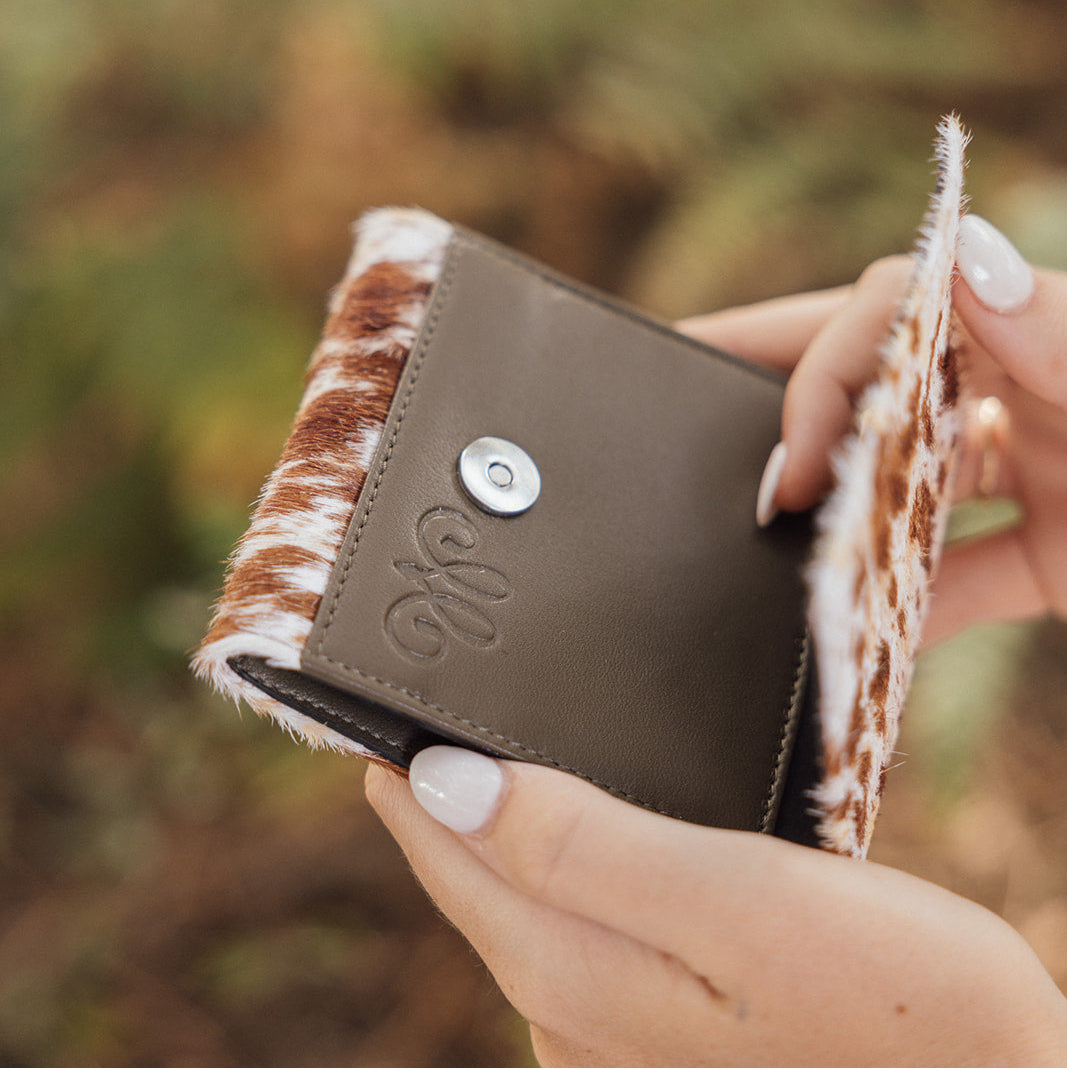 Accesorio artesanal en piel con estampado african dessert, pieza exclusiva de lujo hecha a mano en España.