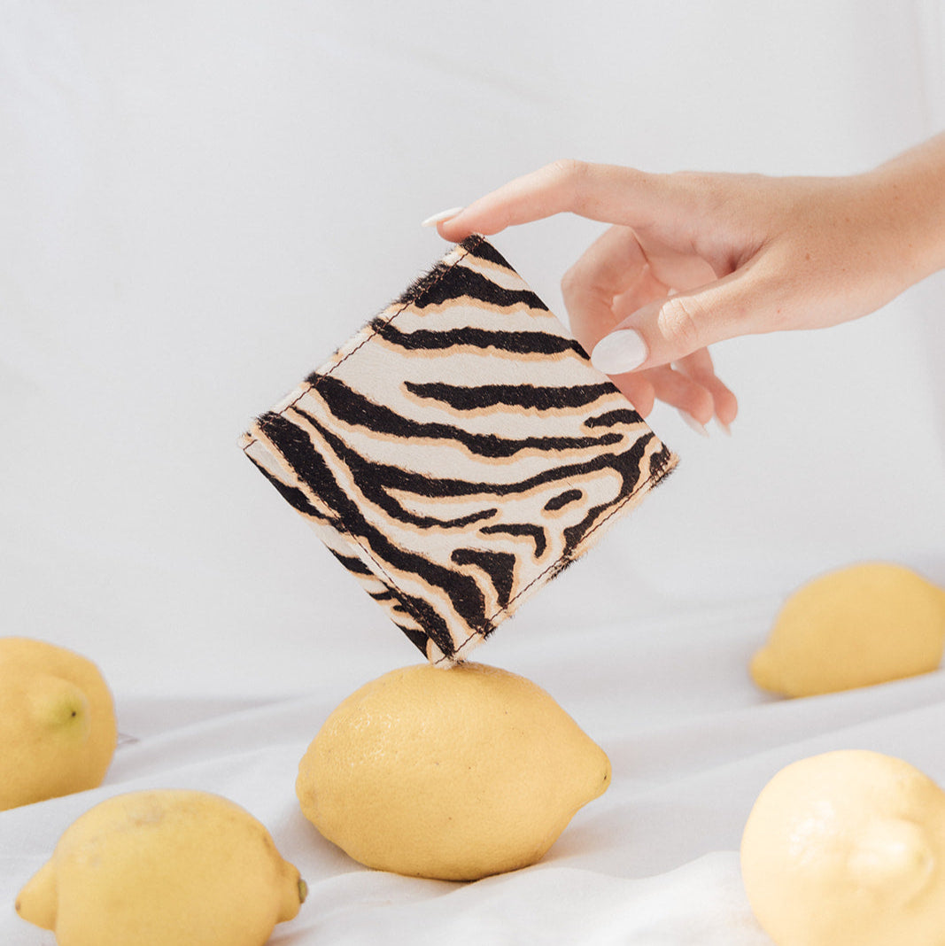 Accesorio artesanal en piel con estampado cebra, pieza exclusiva de lujo hecha a mano en España.