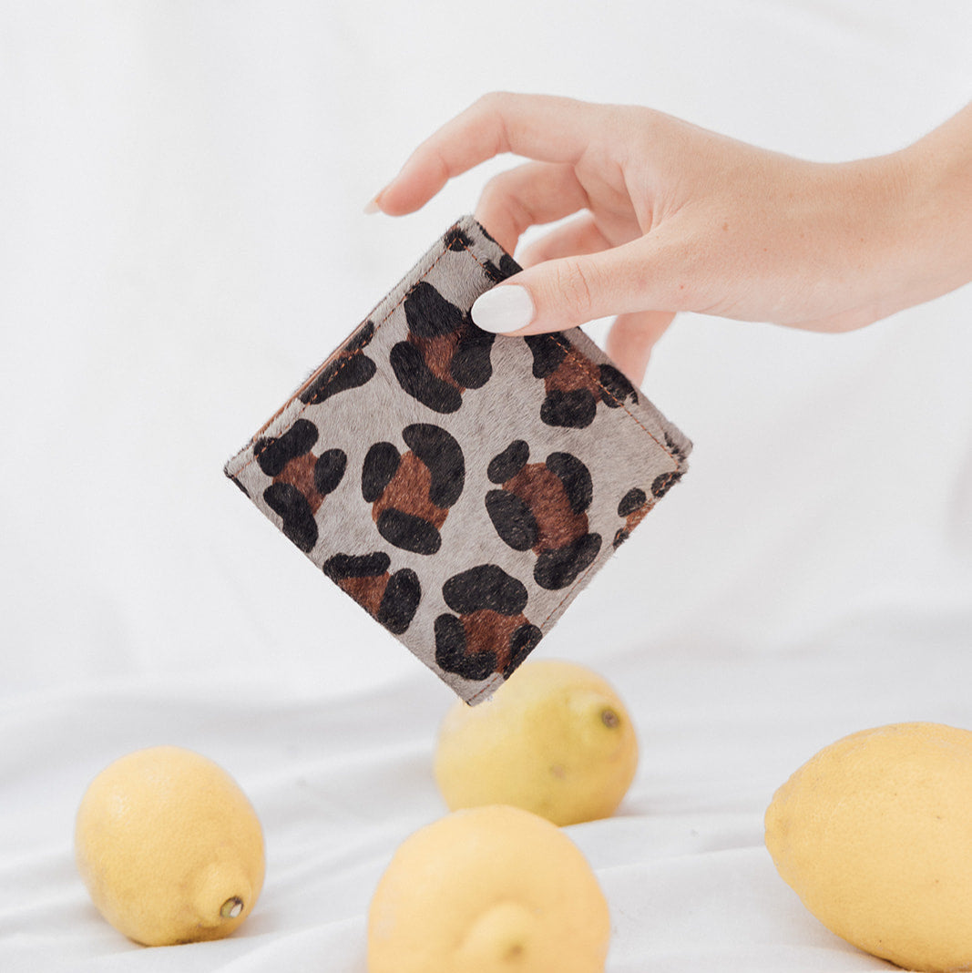 Cartera exclusiva en piel con estampado animal, artesanía española de alta gama para mujer elegante.