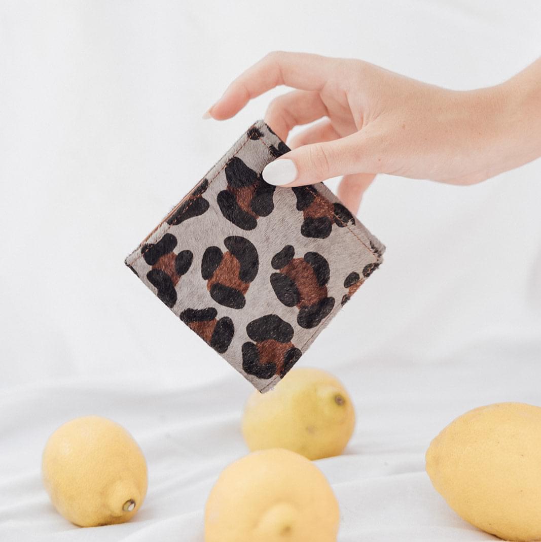 Cartera exclusiva en piel con estampado animal, artesanía española de alta gama para mujer elegante.