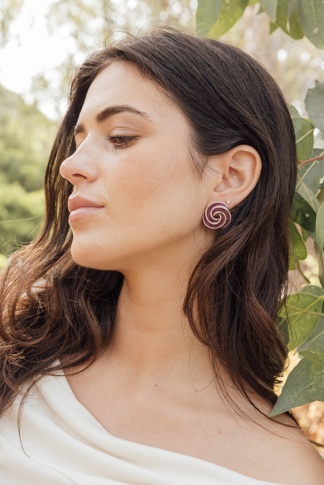 Pendientes Teresa de dos circunferencias entrelazadas, joya artesanal hecha en España con diseño artístico y esmaltado exclusivo.