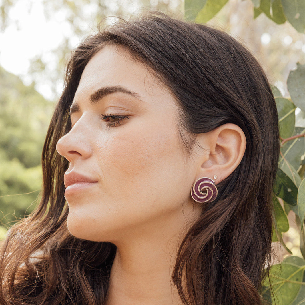 Pendientes Teresa de dos circunferencias entrelazadas, joya artesanal hecha en España con diseño artístico y esmaltado exclusivo.