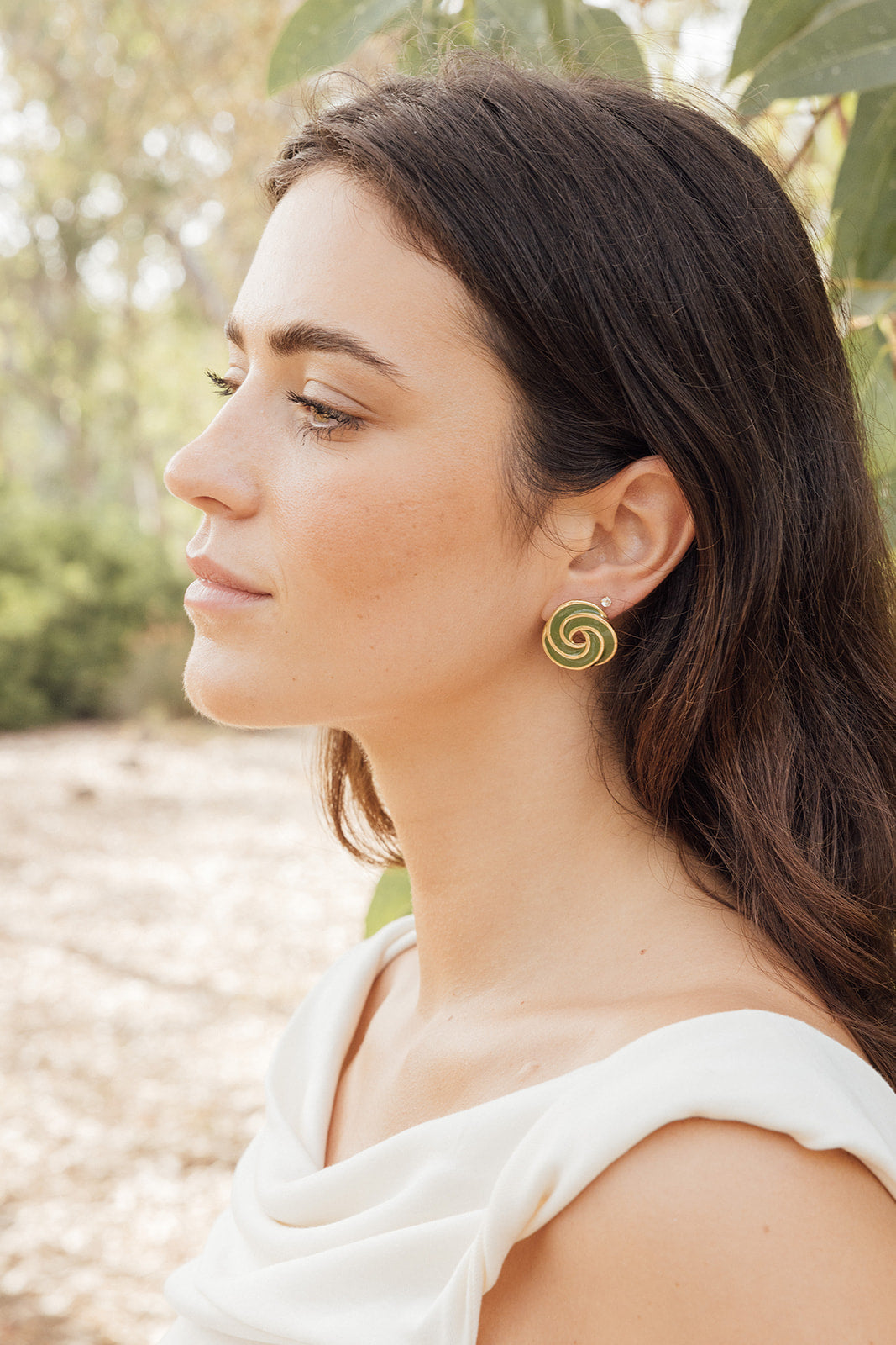 Pendientes Teresa de dos circunferencias entrelazadas, joya artesanal hecha en España con diseño artístico y esmaltado exclusivo.