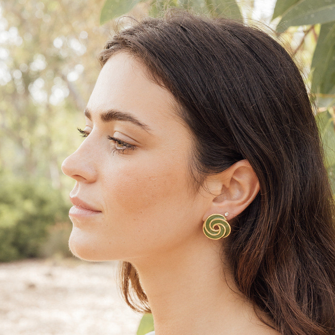 Pendientes Teresa de dos circunferencias entrelazadas, joya artesanal hecha en España con diseño artístico y esmaltado exclusivo.