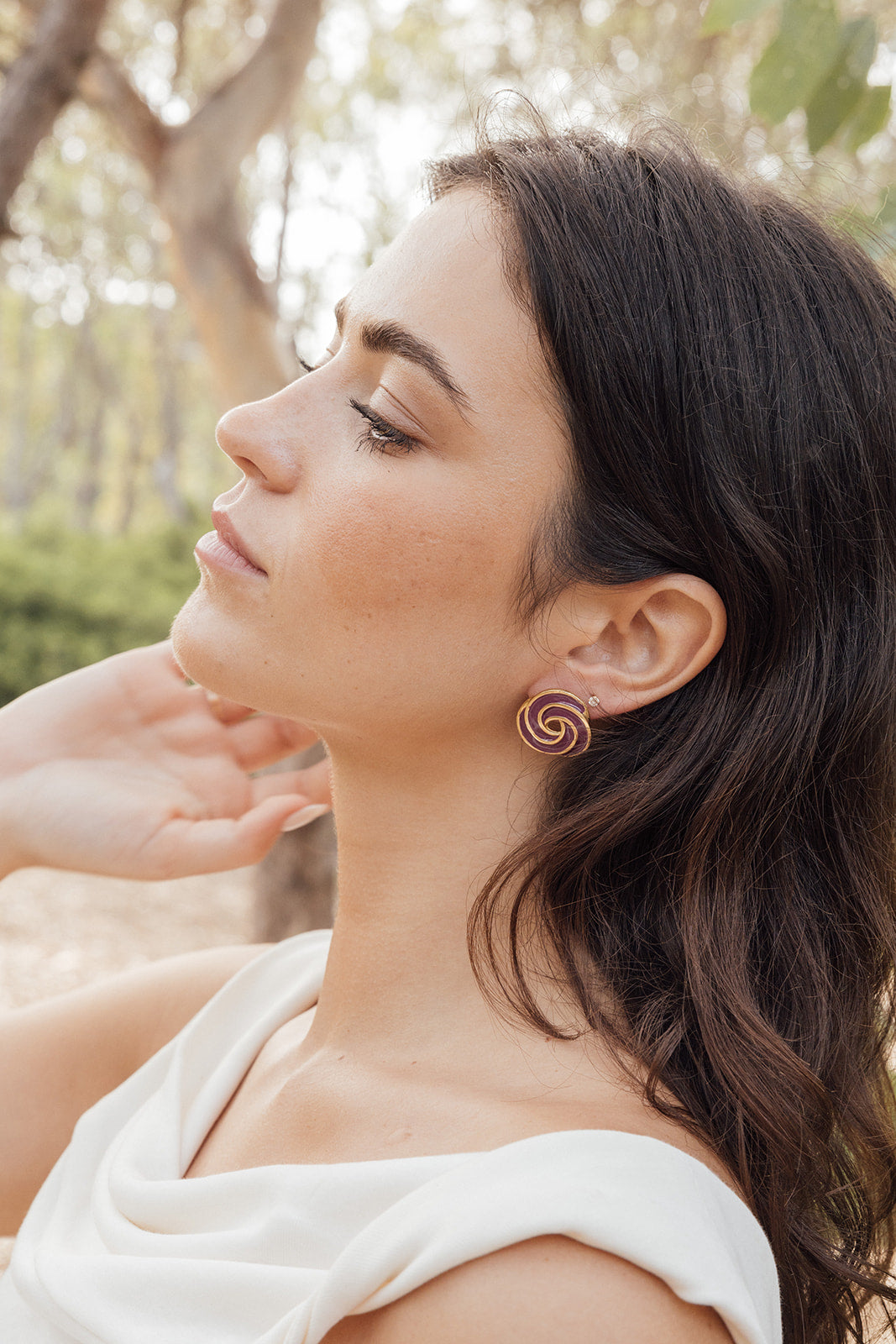 Pendientes Teresa de dos circunferencias entrelazadas, joya artesanal hecha en España con diseño artístico y esmaltado exclusivo.