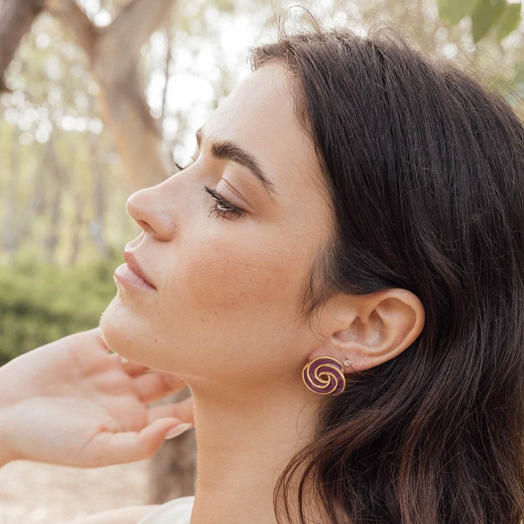 Pendientes Teresa de dos circunferencias entrelazadas, joya artesanal hecha en España con diseño artístico y esmaltado exclusivo.