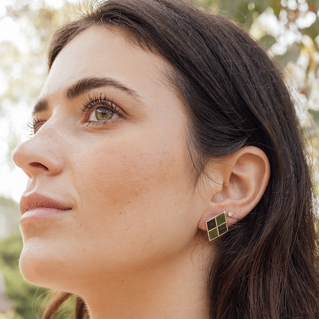 Pendientes Carmen con rombos concéntricos, joya artesanal española que combina metal chapado y esmalte en un diseño contemporáneo.