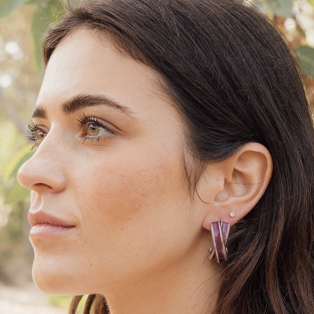 Pendientes Lola con volumen y personalidad, joya artesanal española en esmalte brillante y textura de cuerda trenzada.