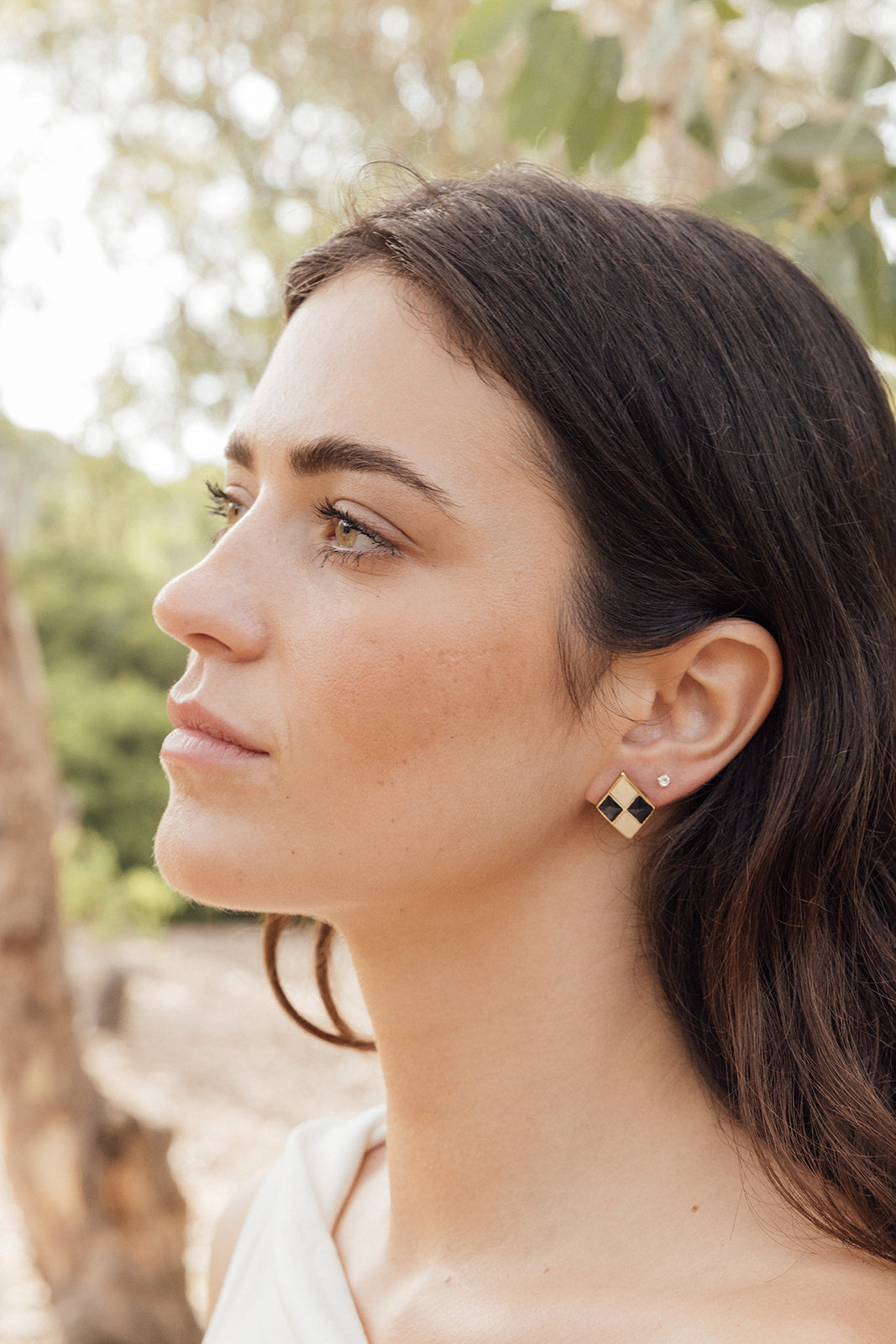 Pendientes Carmen con rombos concéntricos, joya artesanal española que combina metal chapado y esmalte en un diseño contemporáneo.