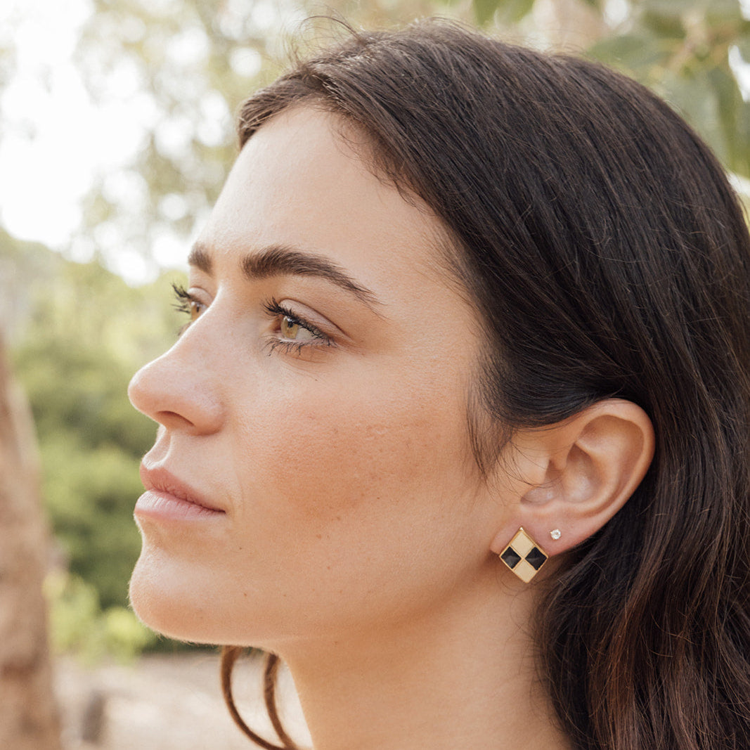 Pendientes Carmen con rombos concéntricos, joya artesanal española que combina metal chapado y esmalte en un diseño contemporáneo.
