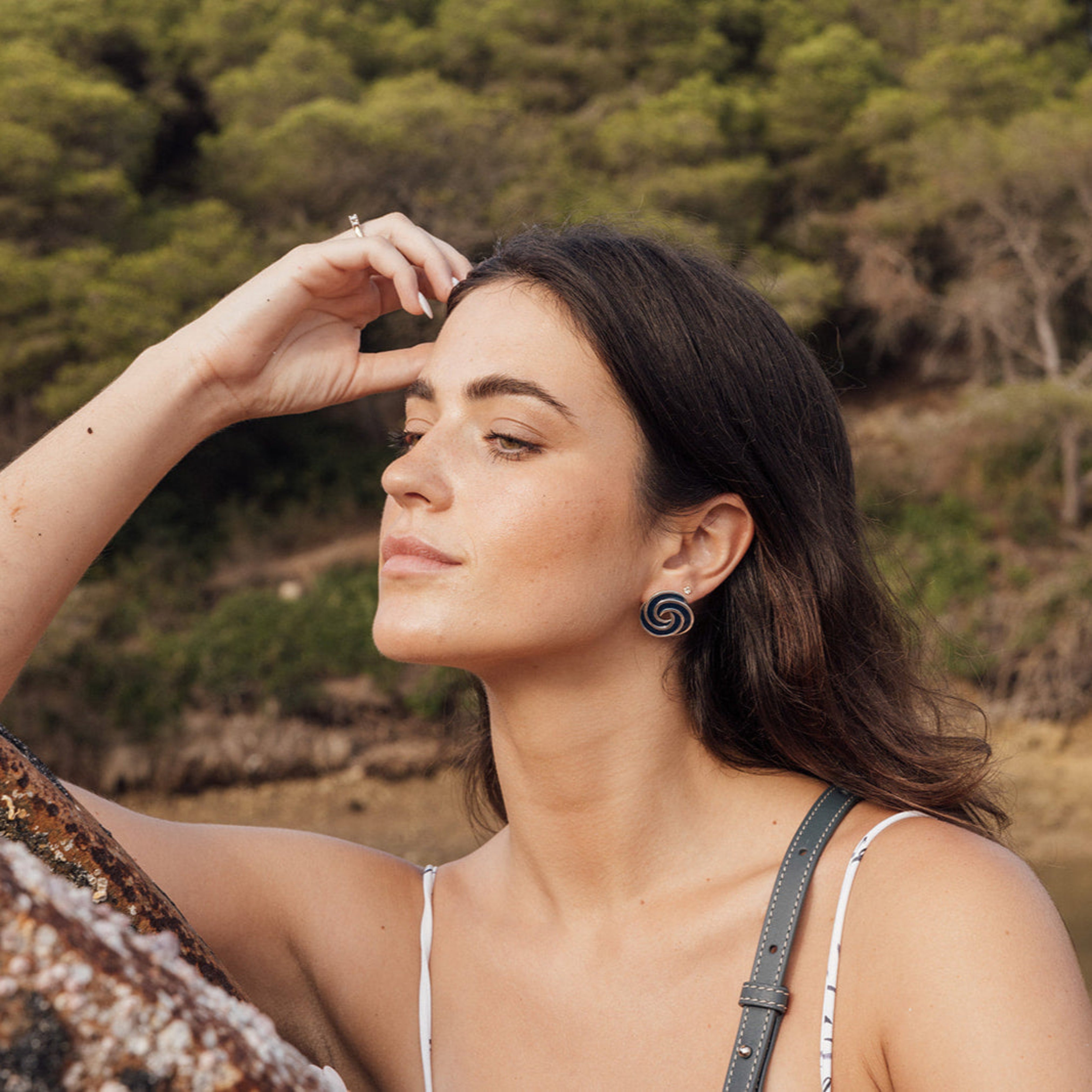 Pendientes Teresa de dos circunferencias entrelazadas, joya artesanal hecha en España con diseño artístico y esmaltado exclusivo.