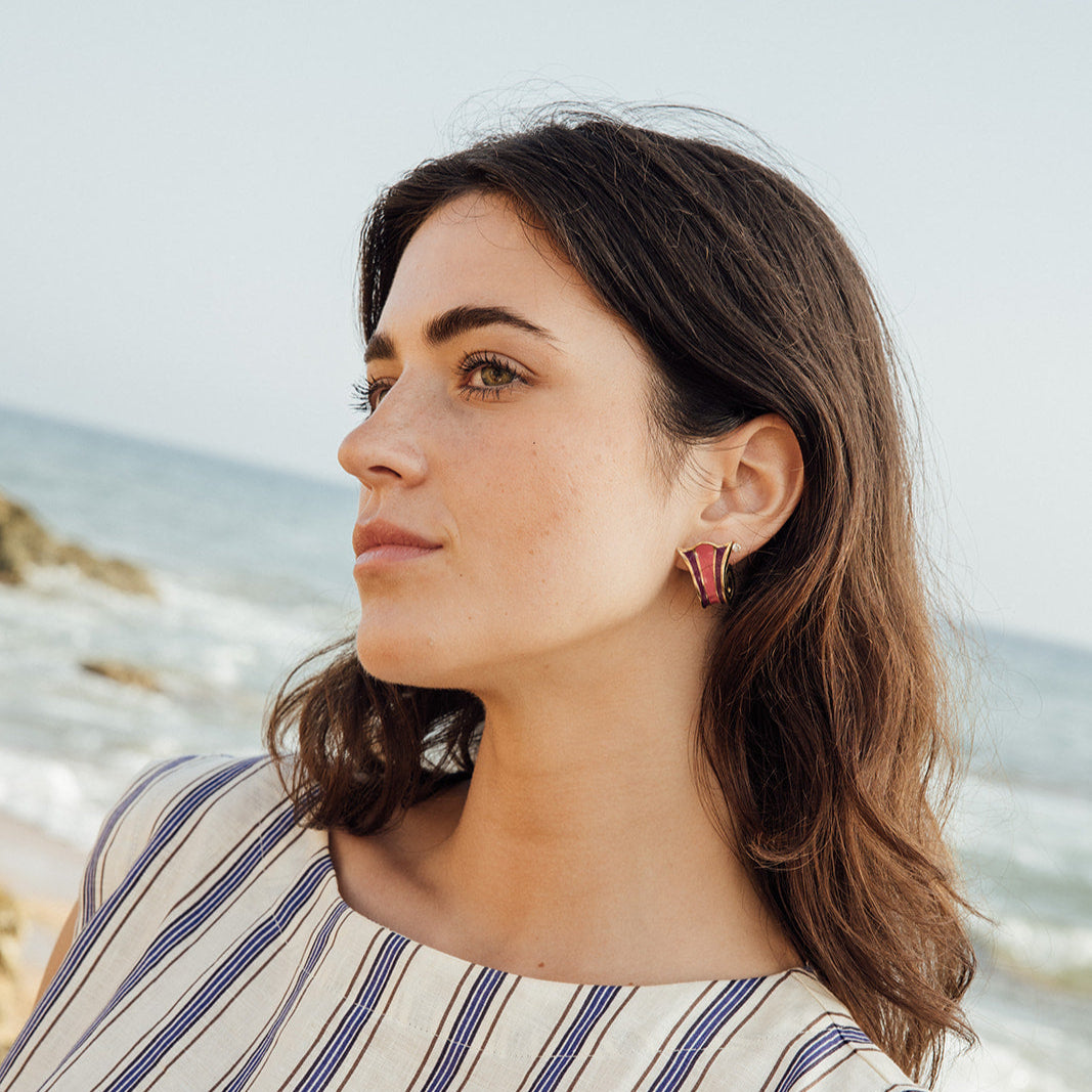 Pendientes MANUELA flor de lis rosas, bañados en oro, diseño exclusivo Made in Spain.