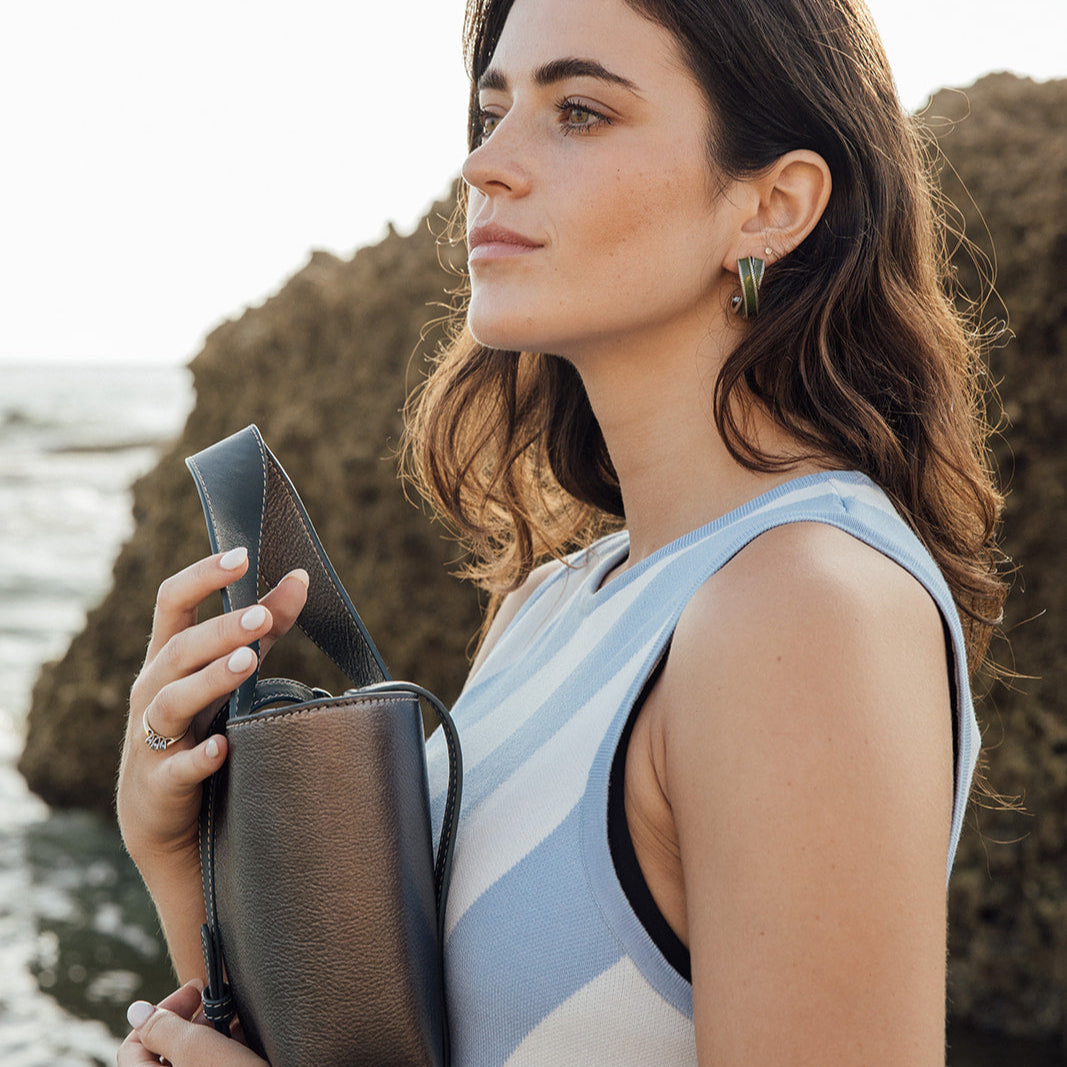 Pendientes Lola con volumen y personalidad, joya artesanal española en esmalte brillante y textura de cuerda trenzada.