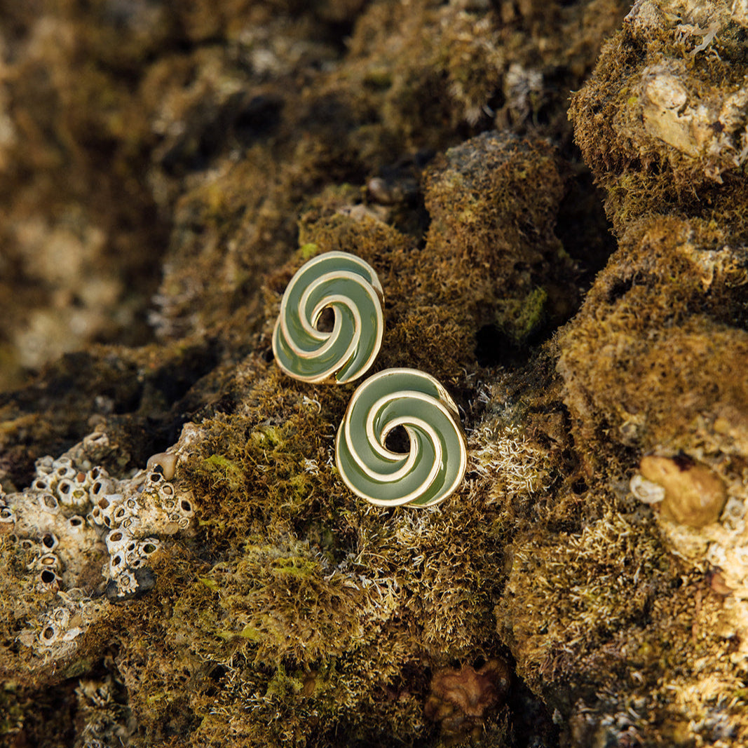 Pendientes Teresa de dos circunferencias entrelazadas, joya artesanal hecha en España con diseño artístico y esmaltado exclusivo.