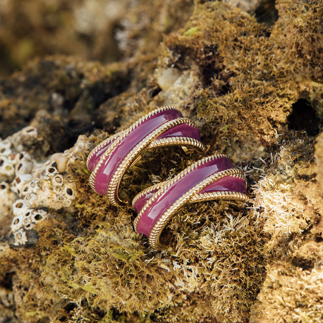 Pendientes Lola con volumen y personalidad, joya artesanal española en esmalte brillante y textura de cuerda trenzada.