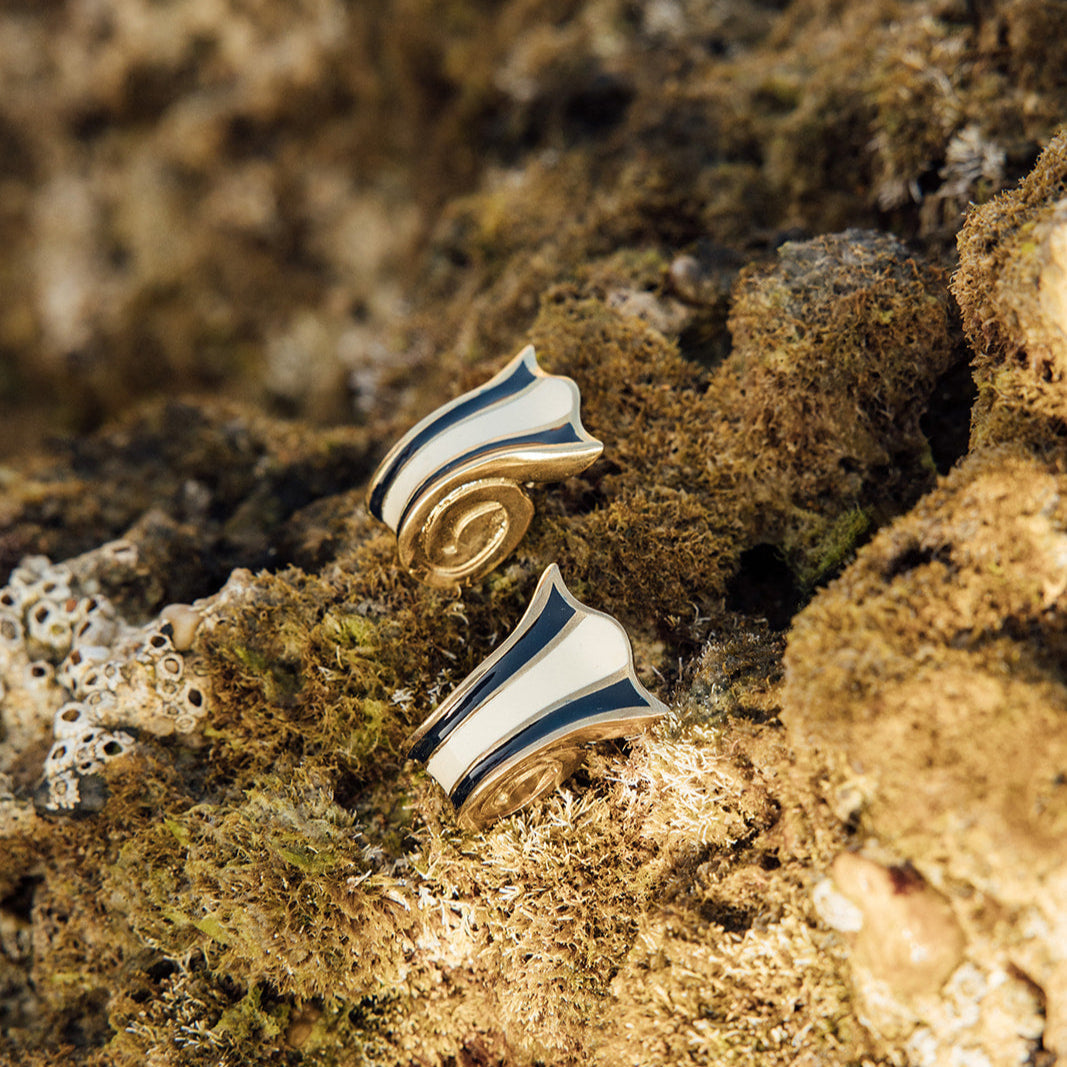 Pendientes MANUELA flor de lis azul marino, bañados en oro, diseño exclusivo Made in Spain.