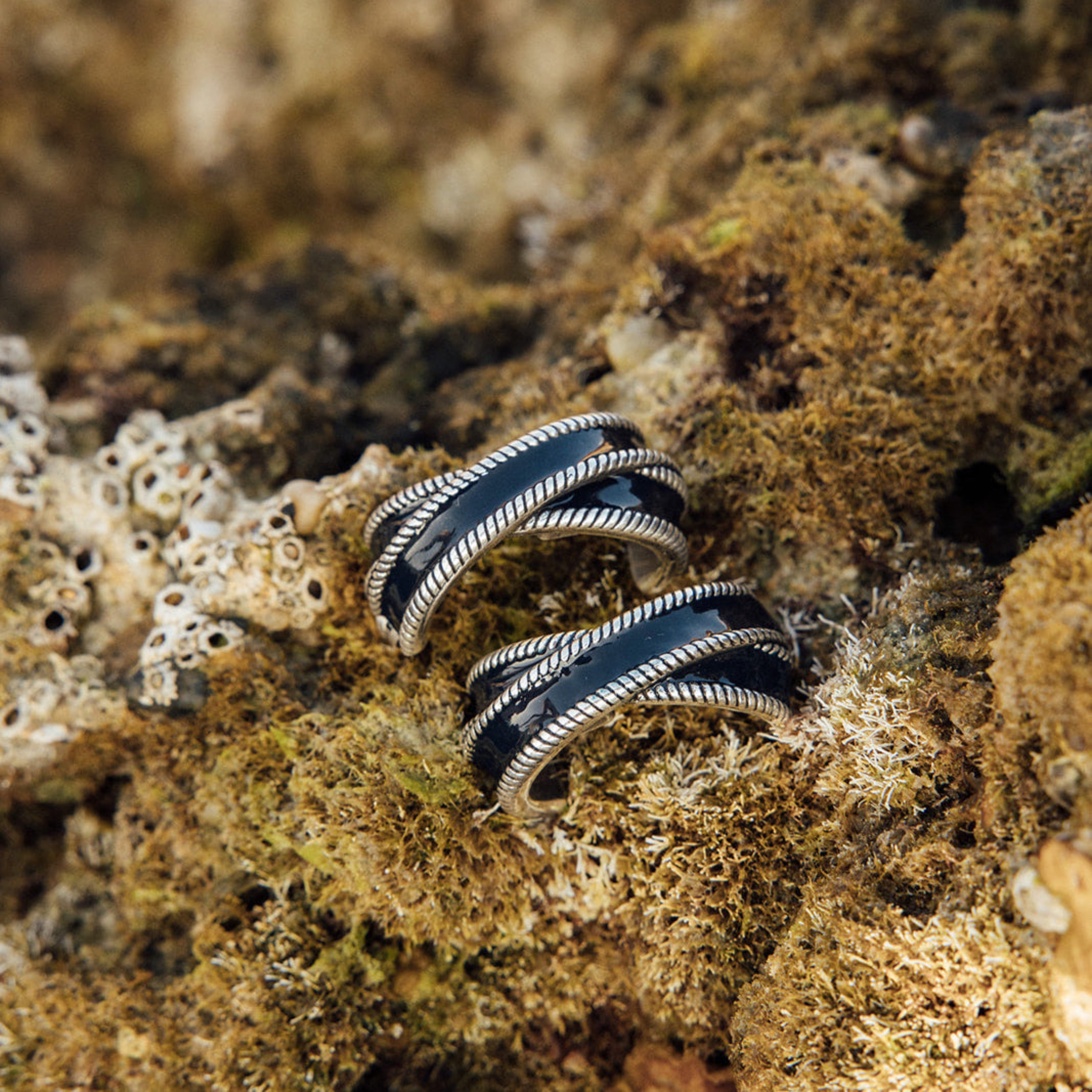 Pendientes Lola con volumen y personalidad, joya artesanal española en esmalte brillante y textura de cuerda trenzada.
