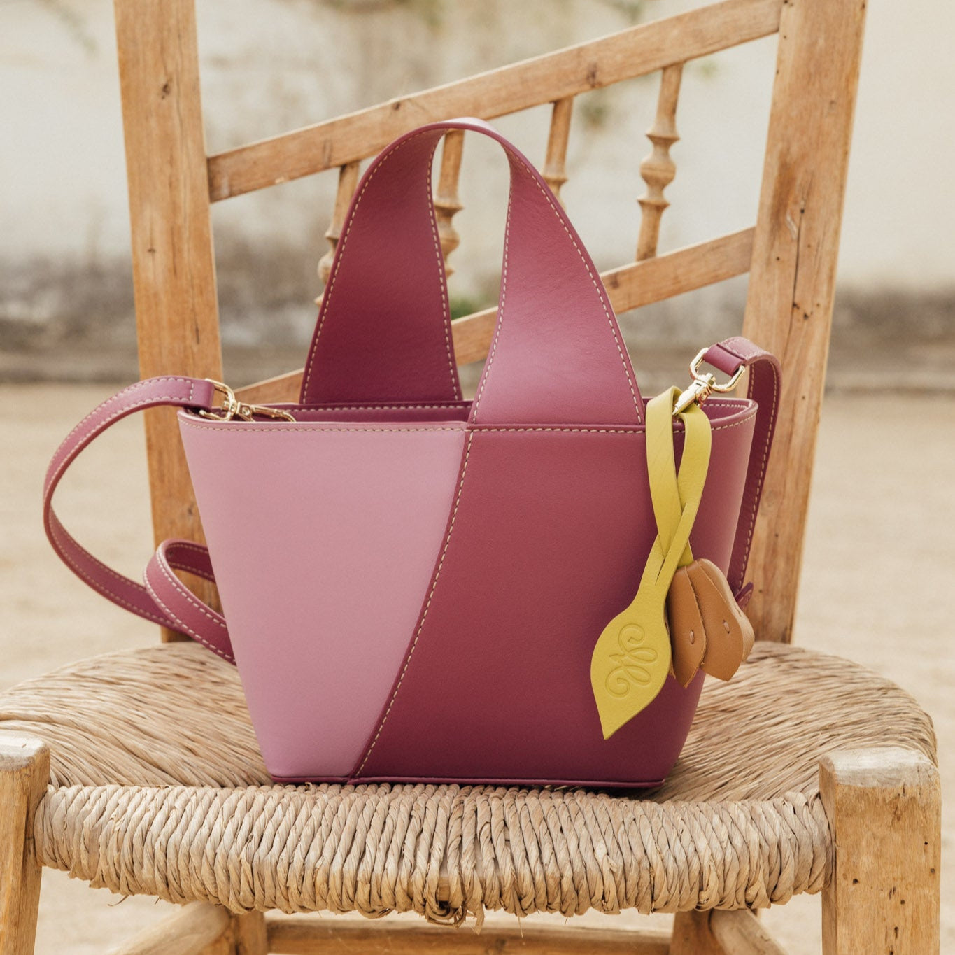 Bolso RODA DEGAS de piel con asa reversible y contraste de dos tonos, Made in Spain.