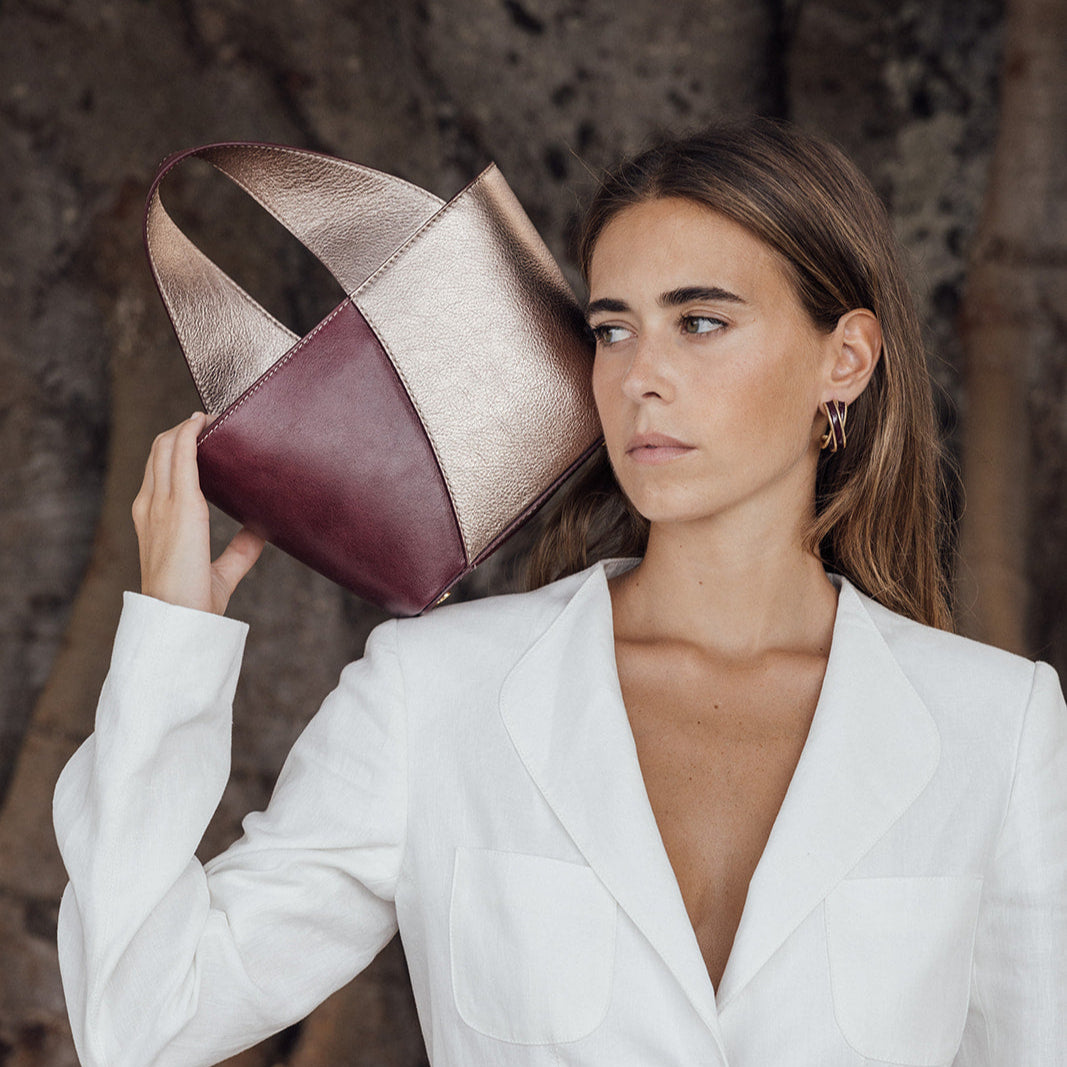 Bolso RODA MATISSE artesanal de piel con asa reversible y contraste de dos tonos, Made in Spain.