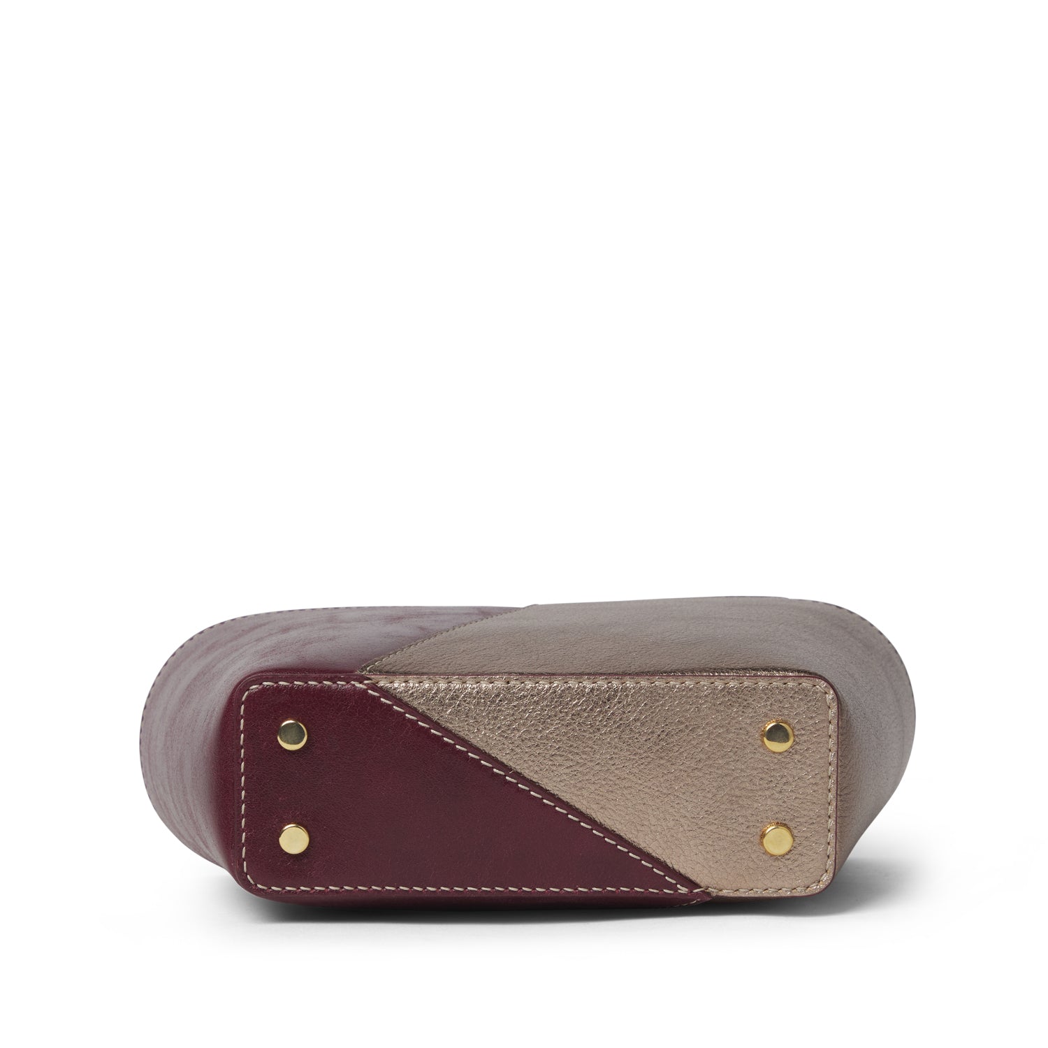 Detalle de la base del Bolso Roda Matisse en piel vacuna artesanal con tachuelas protectoras – Maese Place