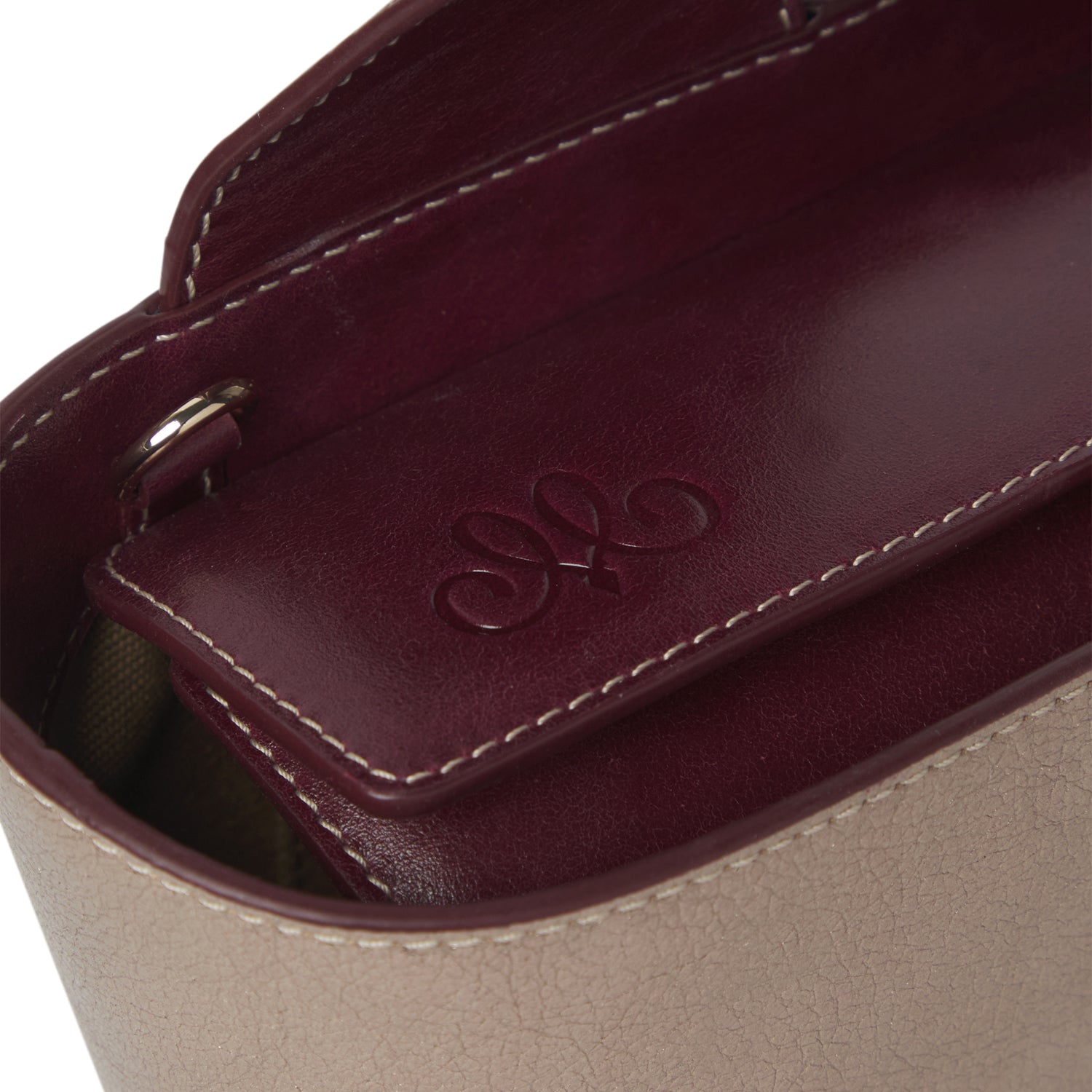 Detalle del cierre con tapas imantadas y cordón ajustable del Bolso Roda Matisse, piel vacuna artesanal – Maese Place