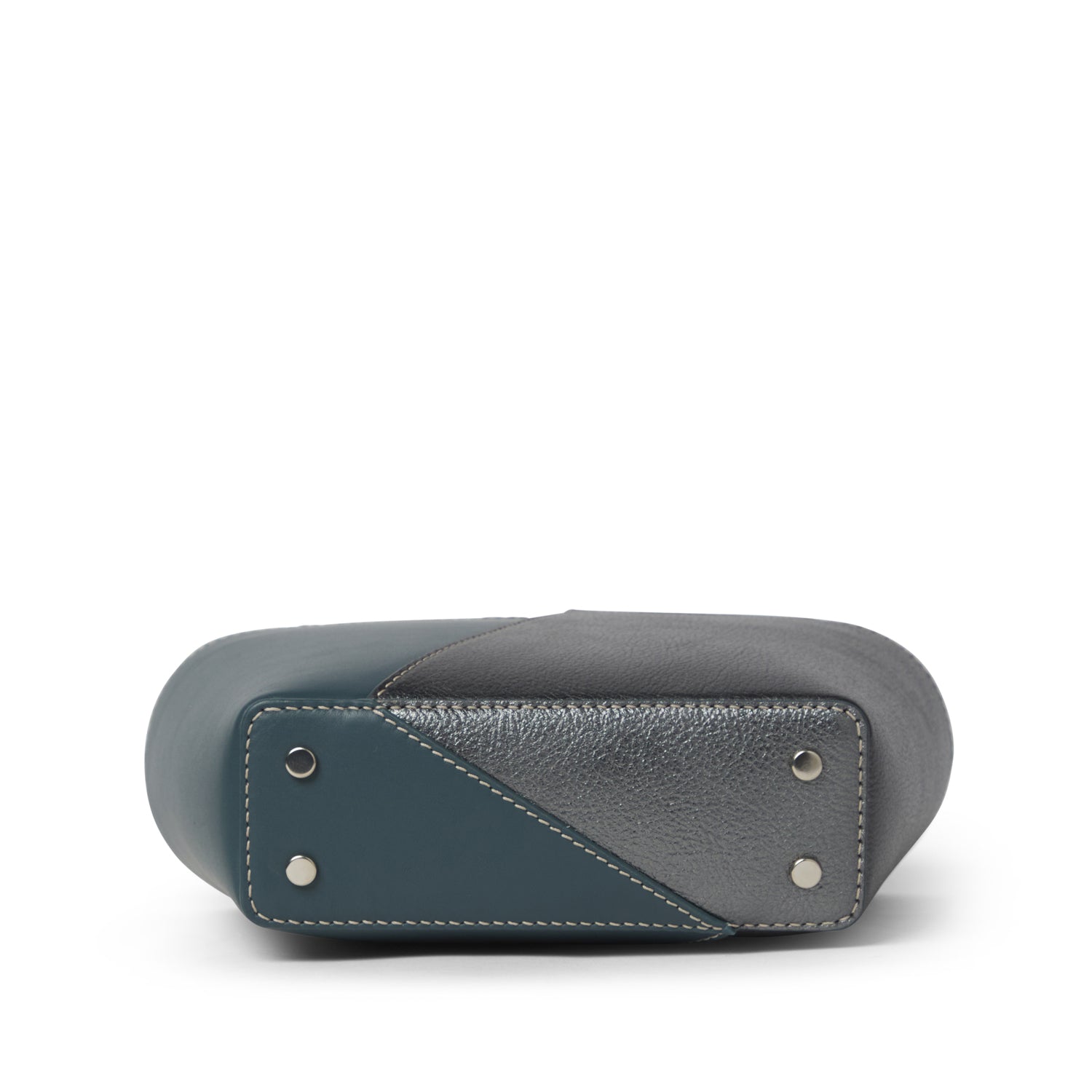 Detalle inferior del Bolso Roda Rodin con tachuelas metálicas protectoras, piel vacuna artesanal – Maese Place