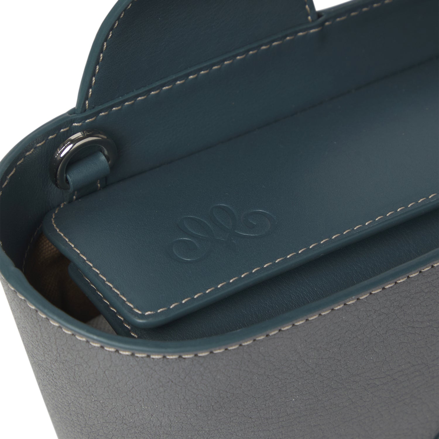 Detalle del cierre con tapas imantadas y cordón ajustable del Bolso Roda Rodin – Maese Place