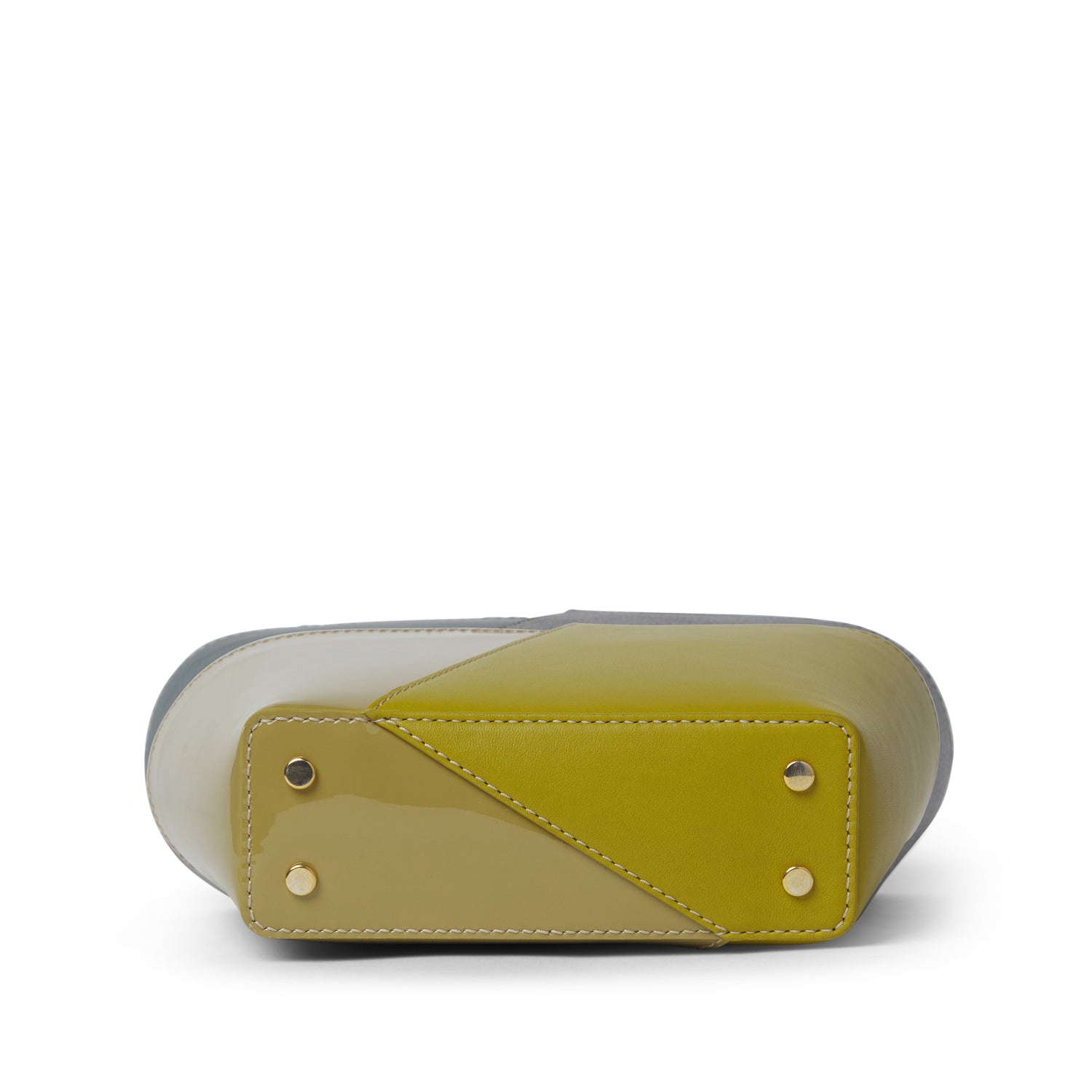 Detalle de la base del Bolso Roda Cézanne con tachuelas metálicas protectoras, piel vacuna artesanal – Maese Place