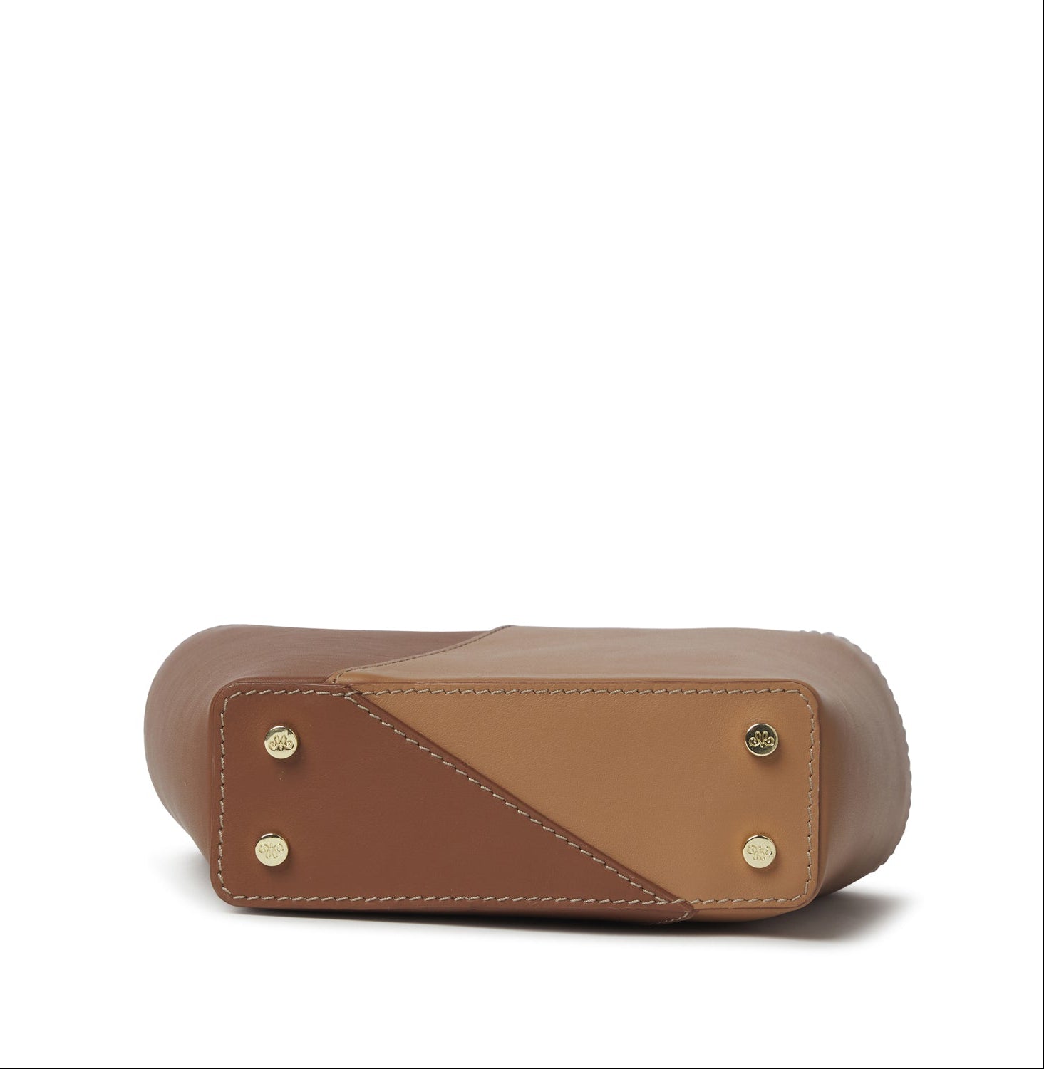 Detalle de la base del Bolso Roda Pissarro con tachuelas metálicas protectores, piel vacuna artesanal – Maese Place