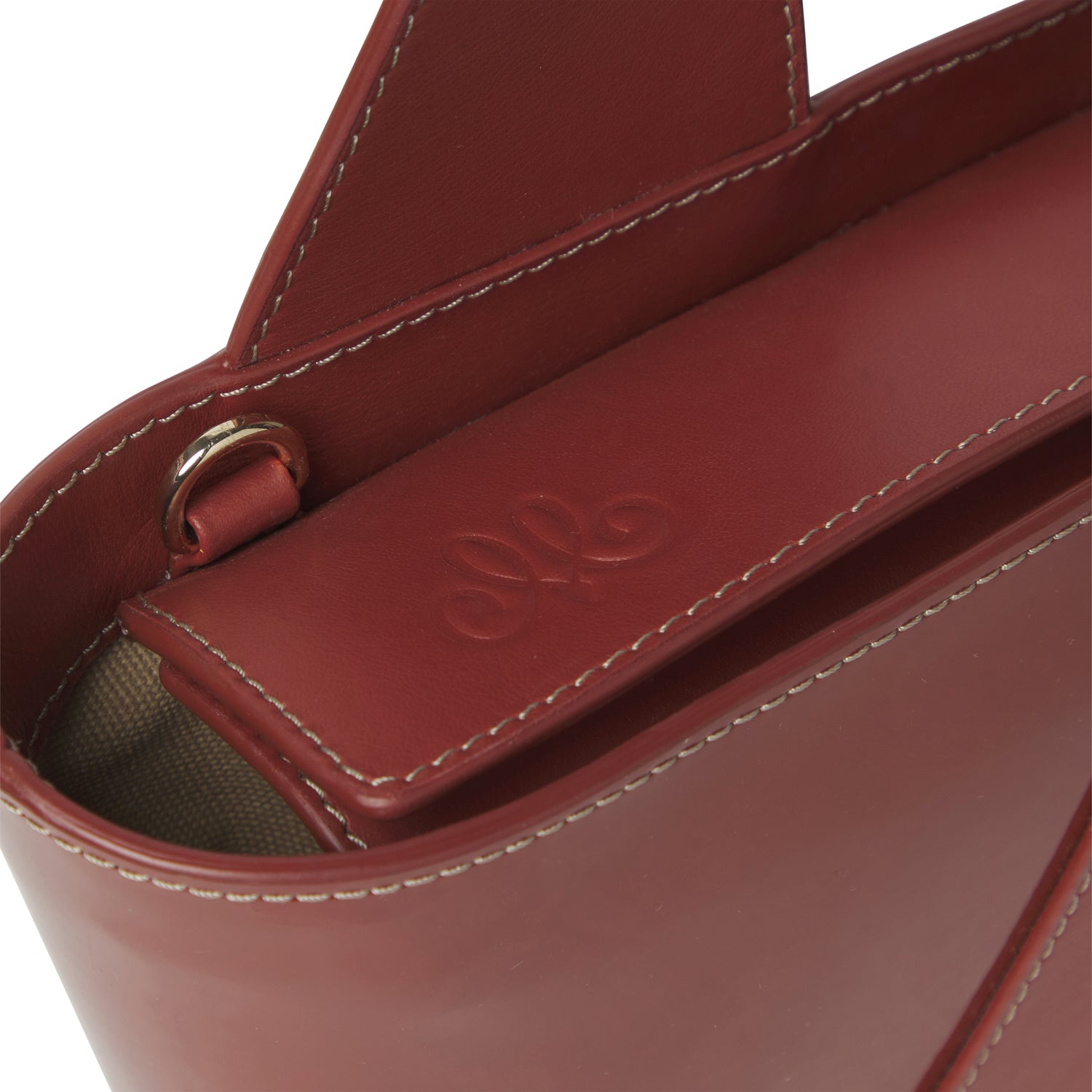 Detalle del cierre con tapas imantadas y cordón ajustable del Bolso Roda Renoir, piel vacuna artesanal – Maese Place