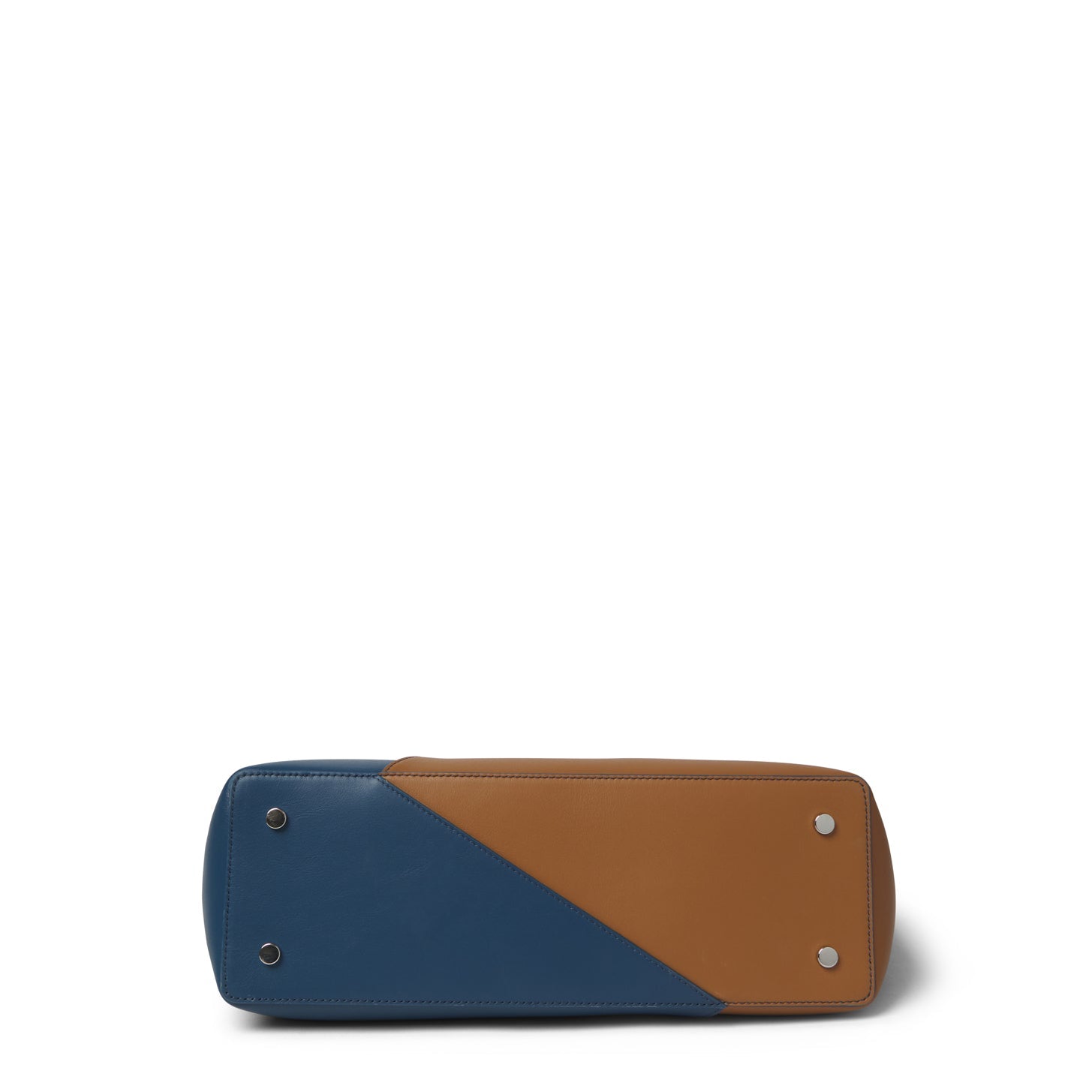 Bolso grande de piel vacuna Made in Spain. Diseño estructurado, gran capacidad, asa reversible y solapas magnéticas para un estilo elegante y práctico.